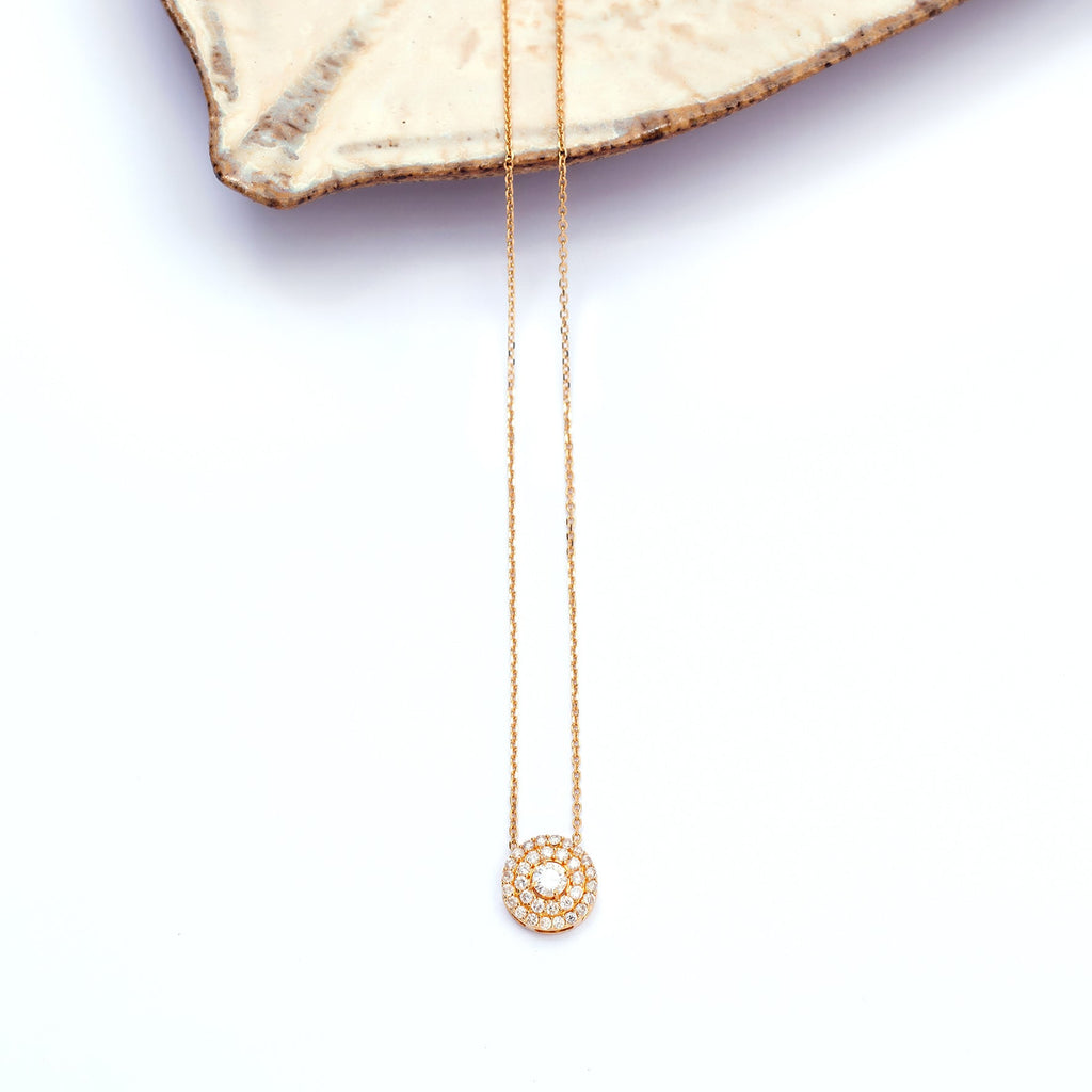 Colar redondo com diamantes