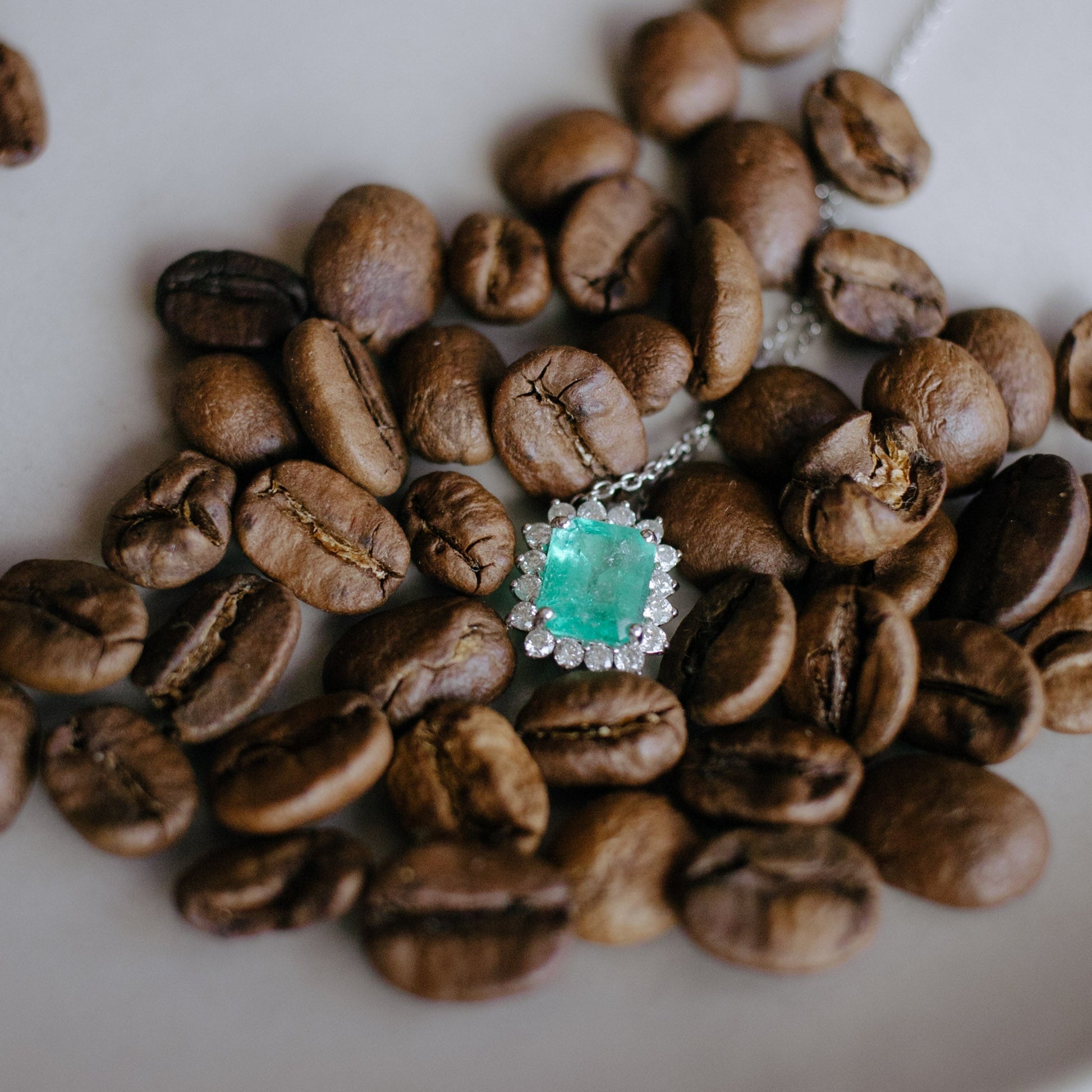 Colar esmeralda e diamantes